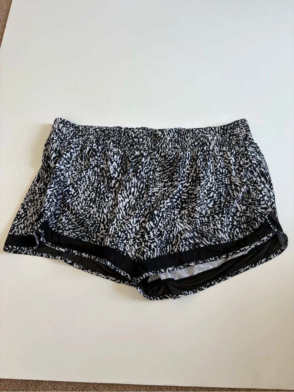 Athleta Printed Mesh Racer Run Shorts Black White Size XL 4”